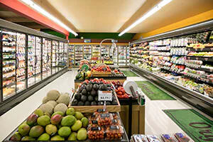 Beleuchtung der Gäng im Supermarkt